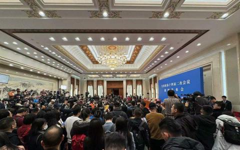 在星期日（3月3日）举行的中国全国政协会议新闻发布会上，媒体出席人数比疫情期间多出许多。（黄小芳摄）