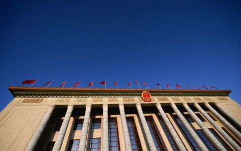 两会不再举行总理记者会的决定，预示了中国政治又将进一步纯化、净化和去杂音化。图为北京人民大会堂。（法新社）