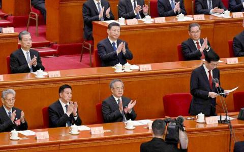 中国全国政协主席王沪宁（前排右二）在政协年会闭幕式上强调，要把坚持中共的全面领导落实到政协工作中，体现在实际行动上。（法新社）