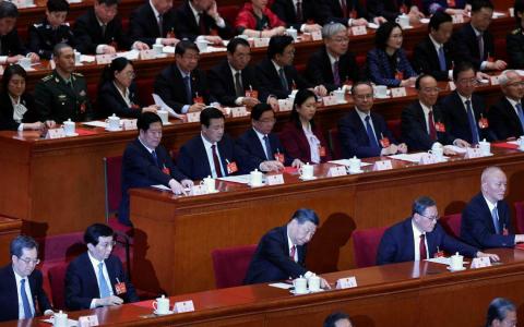 中共总书记习近平（第一排中）、中国总理李强（右二）、中国全国政协主席王沪宁（左二），以及中共政治局常委蔡奇（右一）、丁薛祥（左一）等人，3月11日在中国全国人大会议闭幕式上按钮表决。 （路透社）
