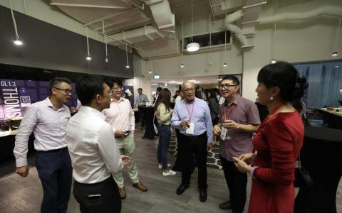 上周五（3月8日）举行的《联合早报》财政预算案对话会进行前，与会商界代表在会前进行交流。（陈斌勤摄）