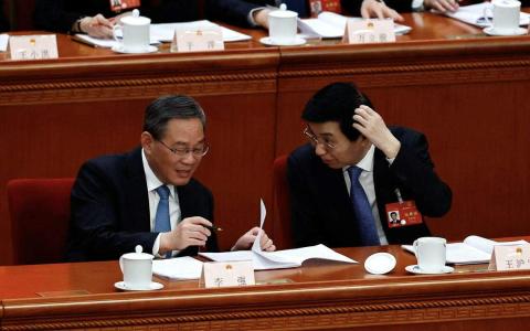 这次两会期间，不论是中国国务院总理李强（左）或全国政协主席王沪宁（右），对台相关论述都较以往简短。（路透社）