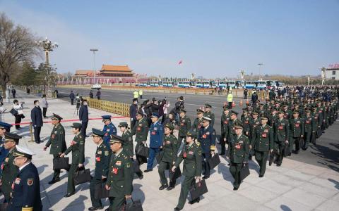 中共总书记习近平在中国两会期间，虽然重申对台推进和平统一进程，但特别强调要统筹海上军事斗争准备。 图为中国全国人大会议3月11日在北京人民大会堂举行闭幕会时，解放军和武警部队代表团走向会场。 （中新社）