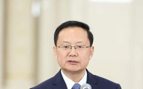 中国文化和旅游部部长孙业礼星期一（3月11日）在全国人大会议“部长通道”集中采访活动中说，不合理低价游哄骗顾客，甚至强迫购物的现象时有发生，官方针对此事持续加大整治力度。（中新社）