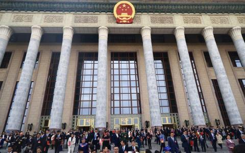 中国全国人大代表3月11日在人大会议闭幕后步出人民大会堂。（香港中通社）
