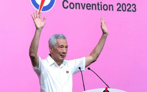 李总理将在下一届全国大选前，交棒给副总理兼财政部长黄循财，并说交棒之后，他将遵照黄循财的调遣。（梁麒麟摄）