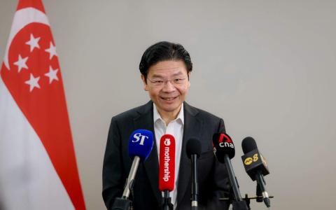 黄循财星期二（4月16日）下午在通讯及新闻部接受本地媒体访问时指出，新加坡的政治制度建立在延续性和渐进更替的基础之上，过去从未有过交棒后所有部长同时离职的情况。他接棒时也不例外。（海峡时报）