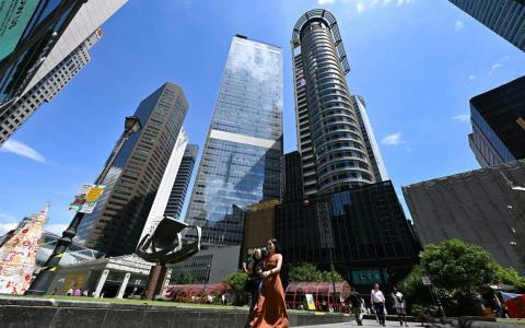 政治分析师认为，李显龙总理5月中交棒，很可能是为了让新总理和他的团队在下届全国大选前，尽可能有够长的跑道，并在全球局势变得更不稳定前，争取到人民全新的委托。（档案照片）