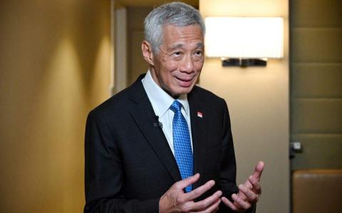 李显龙总理将在5月15日交棒，正式将他肩负近20年的领导棒子，交给第四代领导团队选出的接班人、副总理兼财政部长黄循财。（档案照片）