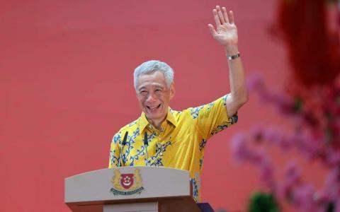 作者提到，李显龙总理在政治生涯中接受的考验和挑战接二连三，个人方面也面临多次的危机。（档案照片）