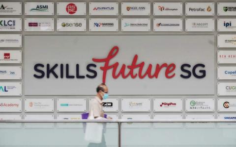 精深局4月22日公布了补贴适用的7000多个课程，内容包括数码营销、慢性疾病的识别与护理以及如何计算与呈报企业碳排放等。 （谢智扬摄）