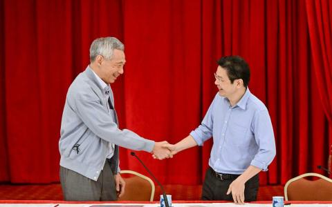 李显龙总理将在5月15日交棒，正式将他肩负近20年的领导棒子，交给第四代领导团队选出的接班人、副总理兼财政部长黄循财。（档案照片）