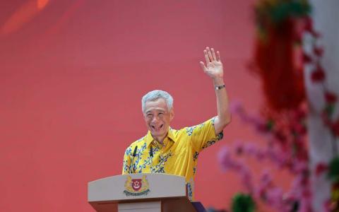 李显龙总理克己奉公，鞠躬尽瘁，为其公仆一生画下了美好句点，也焕发不朽的启示：未来虽然不尽然在掌控中，但是天道酬勤，只要我们以大局为先、以和为贵、不懈进取，新加坡永远都能焕发生机、充满希望。图为李总理2月17日出席宏茂桥德义区新春晚宴。（档案照片）