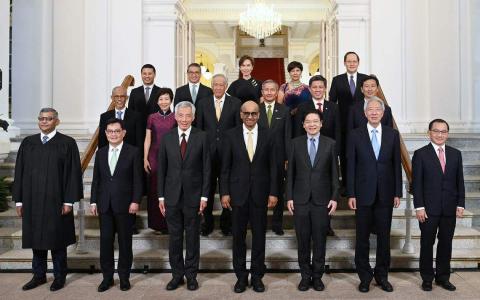 尚达曼总统（前排中）去年卸下国务资政兼社会政策统筹部长职务，离开内阁竞选总统，同年9月当选并宣誓出任新加坡第九任总统。他在宣誓仪式结束后，与李显龙总理（前排左三）、国会议长谢健平（前排右一）、大法官梅达顺（前排左一）及多名内阁部长合照。（档案照片）