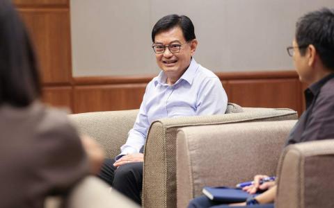 副总理兼经济政策统筹部长王瑞杰（中）接受《联合早报》专访时，回想起当年中风，遇到人生的一道大难关时，李总理对他的关怀与帮助。（李冠卫摄）