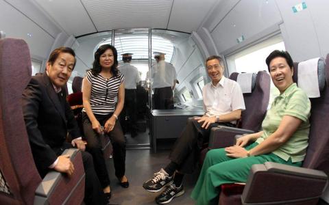 李显龙总理（右二）2010年9月访华时同夫人何晶（右一）一起，在时任新加坡驻华大使陈燮荣（左起）和大使夫人王丽妹陪同下，从湖南长沙搭武广高铁前往湖北赤壁。（档案照片）
