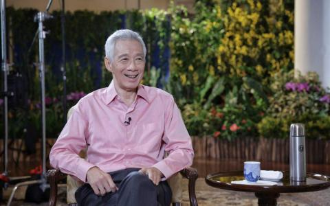 李显龙总理主政下的新加坡，在经济上飞得更高更远，不仅让新加坡在世界舞台上有一个位置，更让世界走进新加坡，使新加坡成为全球最富裕的国家之一。（海峡时报）