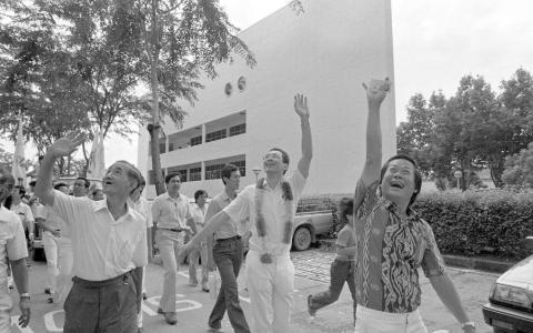 李显龙（右三）1984年弃戎从政，以80.38％的选票当选德义区议员后，一直是负责德义区基层事务的议员。图为他在1984年大选后，于12月23日到德义区谢票。（档案照片）
