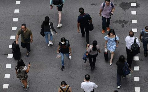 凡事有政府“罩着”，一些人变得不愿承担自己的义务，习惯依赖政府，期望政府介入民生事务，结果逐渐失去自主性和自我管理能力，导致社会的动力和创造力受损。（档案照片）