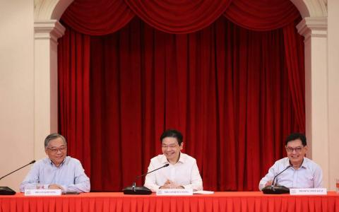据新内阁名单，黄循财（中）接任总理后会继续掌管财政部；颜金勇（左）升任副总理后也会继续管理贸工部，并替代黄循财担任新加坡金融管理局主席；另一名副总理继续由王瑞杰（右）担任。（何家俊摄）