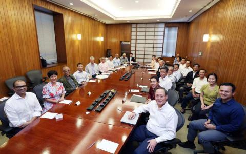 这是李显龙总理（左排左五）任内最后一次内阁会议，候任总理黄循财（左排左七）组织的首个内阁宣布在即，政治观察员认为副总理有可能出现“3G+4G”组合。副总理兼经济政策统筹部长王瑞杰（中排由前至后第五位）作为第四代团队一员，应该会继续担任副总理；另一位副总理则可能由第三代部长出任。（档案照片）