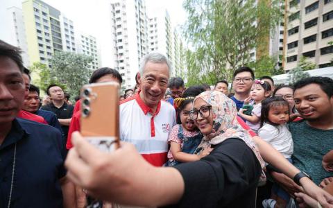 李显龙总理5月12日参观芬维尔区母亲节庆祝活动现场，与公众合影。（李冠卫摄）