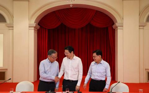 候任总理黄循财（中）星期一（5月13日）在总统府召开的记者会上宣布新内阁名单。出席记者会的还有将出任副总理的贸工部长颜金勇（左），以及将会留任的现任副总理王瑞杰。（何家俊摄）