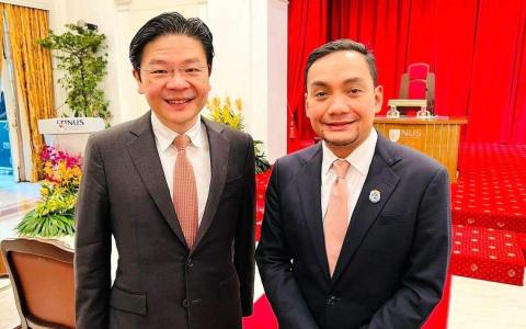 柔佛州务大臣翁哈菲兹（右）在脸书发布与黄循财之前的合照，祝贺黄循财出任新加坡总理。（取自翁哈菲兹脸书）