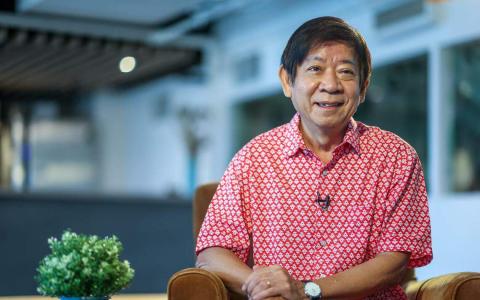 在许文远眼里，黄循财头脑敏锐、具分析能力、冷静，而且判断事务时考虑周全，第四代部长推举他为领军人是明智的选择。（档案照片）