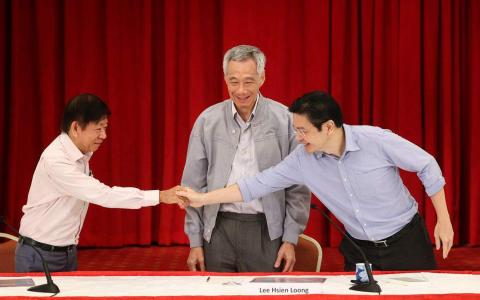 2022年4月16日，李显龙总理（中），以及获推举为第四代团队领军人的时任财政部长黄循财（右）在总统府举行记者会。当时一起回答记者提问的，还有受托协调促成第四代团队选出新接班人的退休部长许文远（左）。黄循财在记者会结束后与许文远握手致意。（档案照片）