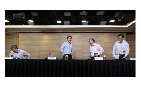 政府抗疫跨部门工作小组于2023年2月9日举行最后一场冠病记者会。联合领导工作小组的副总理兼财政部长黄循财（左二起）和贸工部长颜金勇，以及后来加入领导团队的卫生部长王乙康，在记者会结束后不约而同露出笑容。左一是时任医药服务总监麦锡威教授。（档案照片）