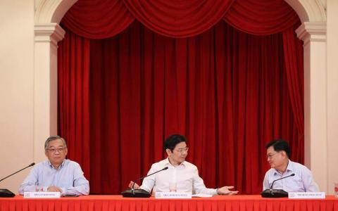 候任总理黄循财（中）5月13日宣布新内阁，委任贸工部长颜金勇（左）为副总理和保留现有副总理王瑞杰。（何家俊摄）