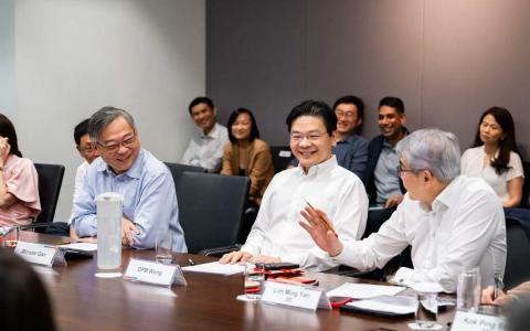 新任总理黄循财（中）及副总理颜金勇（左）和商界常有交流。图为两人在今年1月24日出席财政预算案前的对话会，聆听商界领袖意见；右为新加坡工商联合总会主席林明彦。（新加坡工商联合总会提供）