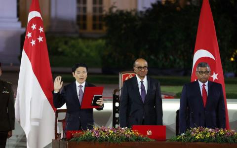总理兼财政部长黄循财（左）星期三（5月15日）晚上在总统府宣誓就职。（何家俊摄）