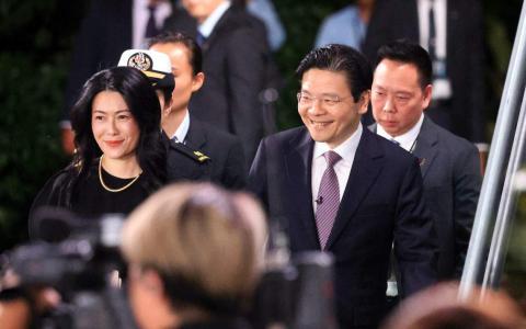 黄循财总理（右）及夫人吕子蕊（左）在宣誓就职仪式前，一起步入总统府的会场。（何家俊摄）