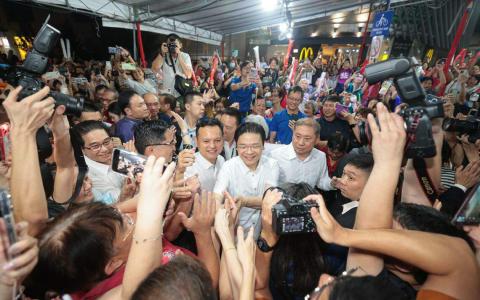 总理兼财政部长黄循财（中）在宣誓就职仪式结束后，到服务近10年马西岭—油池集选区参加劳动节大家唱活动，以及同居民见面。他在同区议员、国防部兼人力部高级政务部长扎吉哈（黄循财右边起）、任梓铭和苏慧敏（被挡）的陪同下抵达活动现场时，许多人涌上前向他表示祝贺，把现场气氛推到最高点。（李冠卫摄）