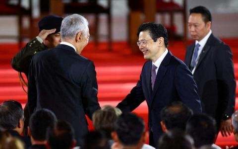 5月15日，黄循财（右）宣誓就职成为我国第四任总理。（路透社）