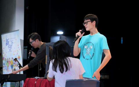 诺雅初级学院高二学生李宇恒（中）上台演唱自己的创作，然后由本地音乐人林倛玉与祁哲泉点评。（龙国雄摄）