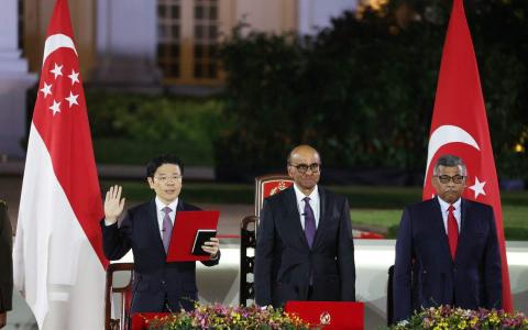 我国第四任总理黄循财以及新内阁就职仪式于5月15日晚间在总统府举行，黄循财（左）举起右手在尚达曼总统（中）见证及大法官梅达顺（右）的主持下，宣誓就职。（档案照片）