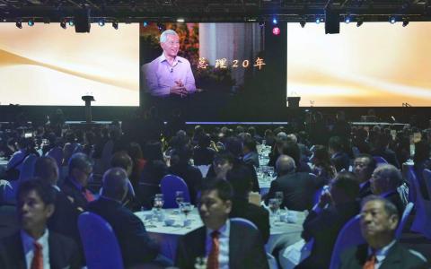 《联合早报》特别制作视频在晚宴上播出，回顾李显龙担任总理期间对华社和华族文化的关心与贡献。（谢智扬摄）