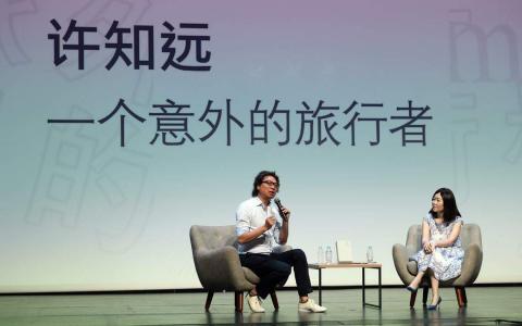 中国作家许知远（左）与《联合早报》副总编辑兼副刊主任胡文雁在滨海艺术中心新电信水滨剧院进行对谈。（邝启聪摄）