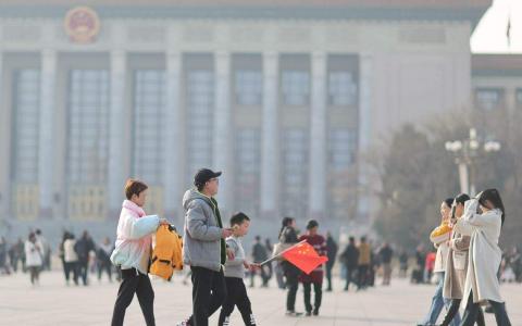 三中全会通常聚焦经济与改革问题，改革开放以来历次三中全会的决策部署，都对中国发展有长远影响。图为2月13日在北京天安门广场游览的民众。（中新社）