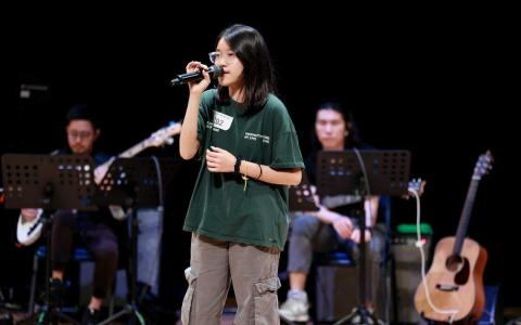  今年“新空下”半决赛在新加坡理工学院举行。创作组（创意）的参赛者陈宣廷希望通过作品《沉默的少年》，呼吁大家珍惜身边的朋友与同学。（龙国雄摄）