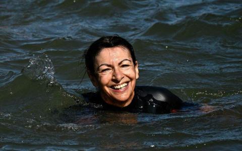 巴黎市长安妮在塞纳河游泳，用这个方式表达水质已得到改善。（法新社）