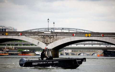 巴黎市中心为奥运会开幕式做准备，约4万5000名警力到时将维持安保。（路透社）