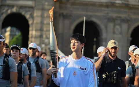 JIN是巴黎奥运的火炬手。（取自Paris2024 X）