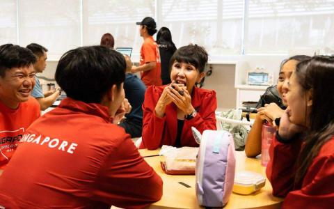 “Aunty Dolly”林素珠（中）不时会与运动健儿聚会谈心，她也通过这些聚会让不同项目的运动员相互认识与交流。（文化、社区及青年部提供）