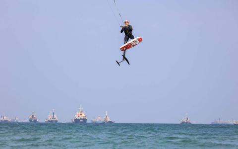 我国帆板小将墨士廉上个月在帆船世锦赛的男子水翼风筝板项目中封王，当时他仍未满17岁。（吴先邦摄）