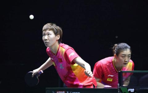 沙特赛后，陈梦（右）力压王曼昱，获得巴黎奥运会女子单打参赛资格。图为5月9日两人搭档参加女双比赛。（新华社）