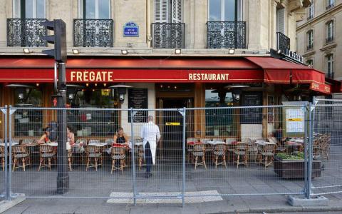 由于警方在塞纳河旁设安检区，需QR码才能进入，周围的餐馆顾客量下降。（路透社）